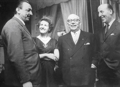 La famiglia Mondadori (Arnoldo, il figlio Alberto e l'editore Valentino Bompiani, con le signore)